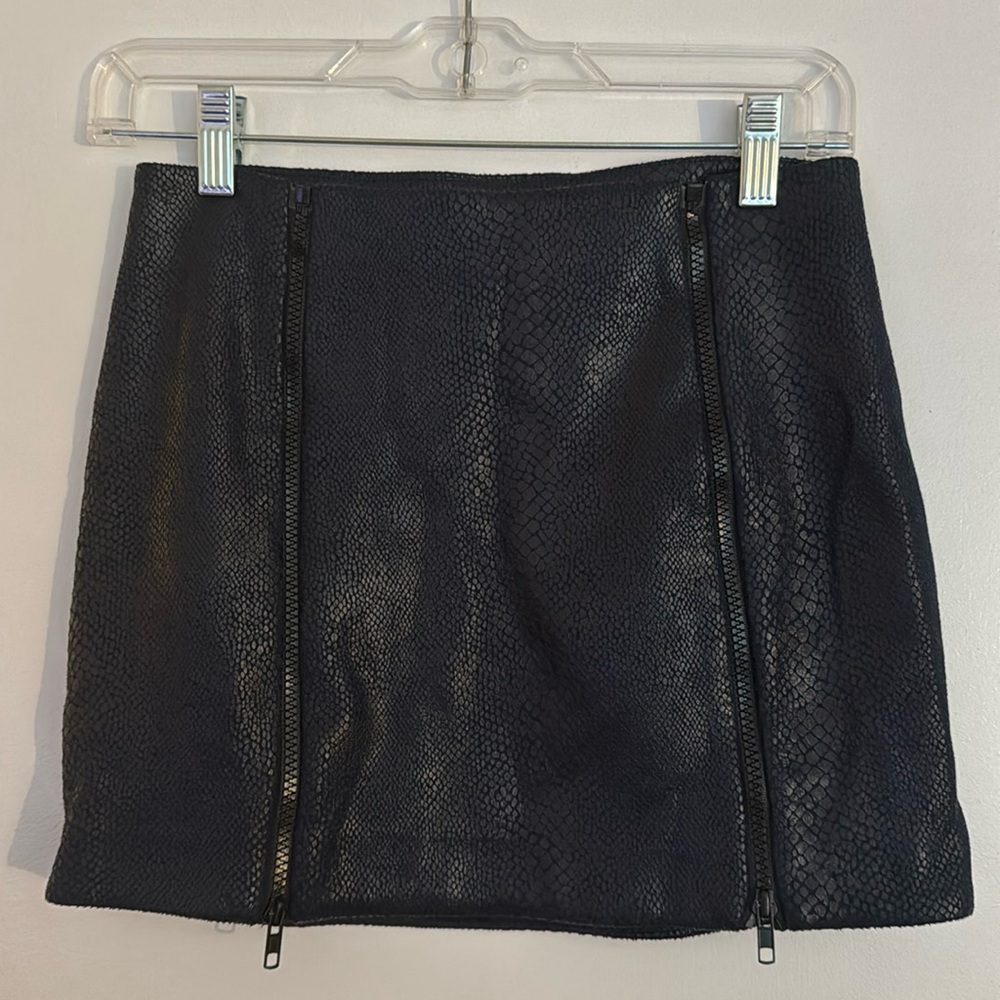 Cute dark blue Lumière mini skirt with 2 zippers on the front